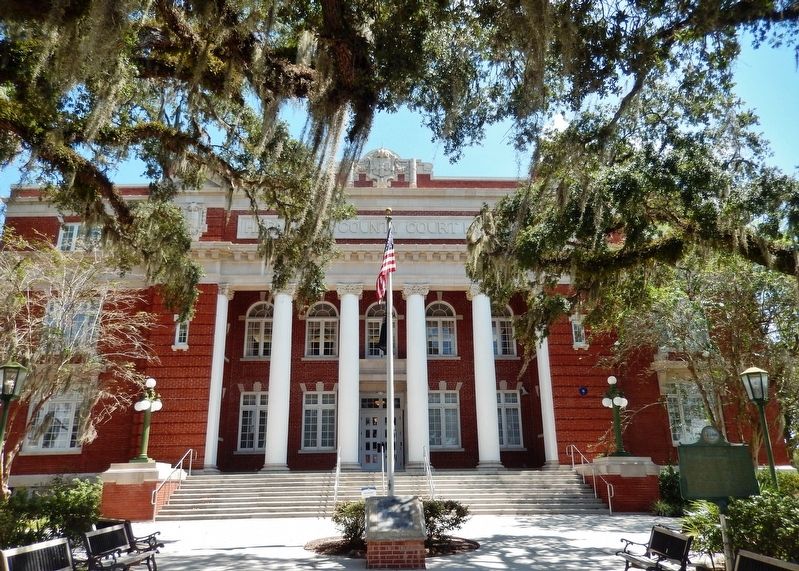 Hernando County Courthouse (<i>front entrance; this marker on right; unrelated marker at center</i>) image. Click for full size.