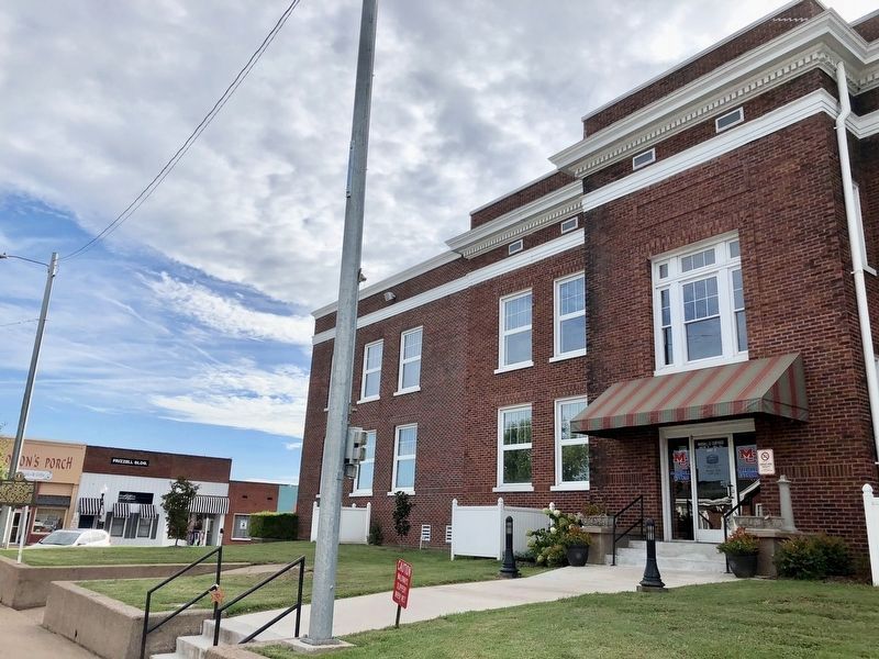 Marker looking south at the Marshall County Courthouse. image. Click for full size.