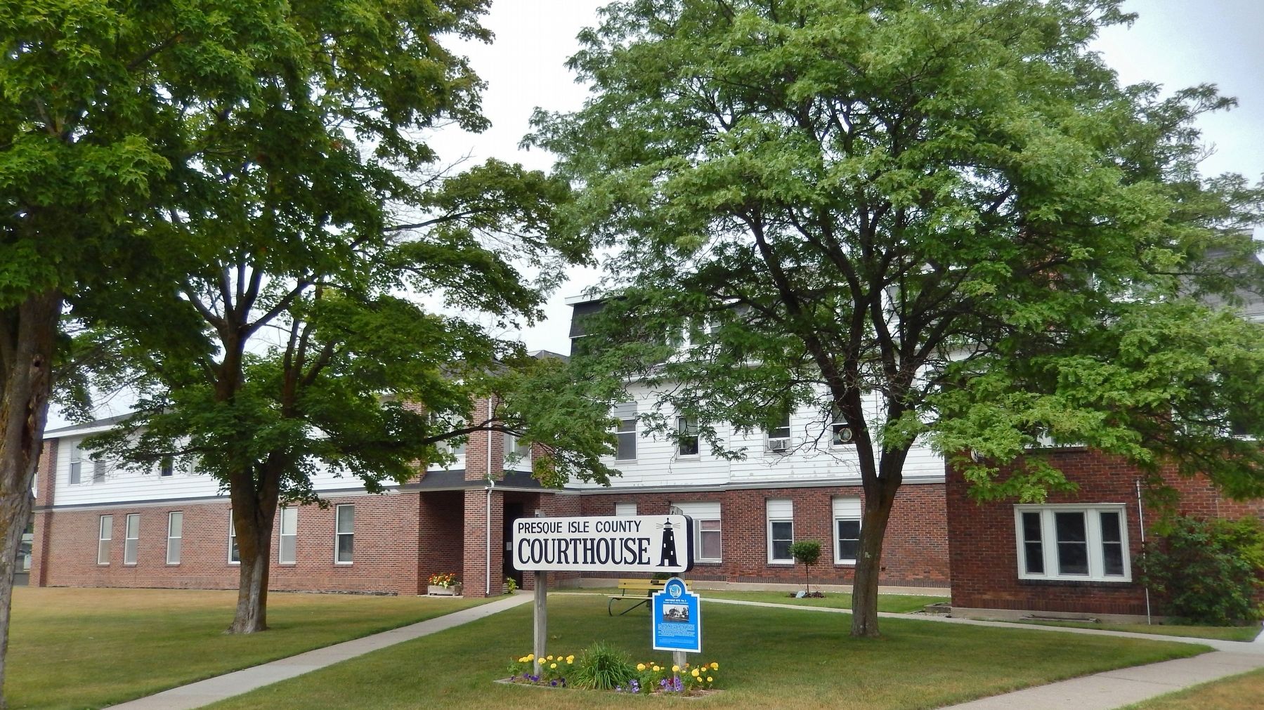 Presque Isle County Courthouse (<i>wide view; courthouse behind marker</i>) image. Click for full size.