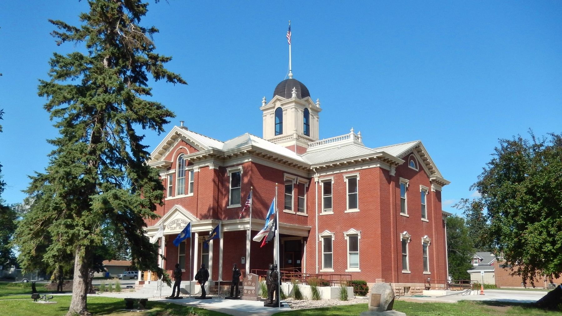 Kingsbury County Courthouse (<i>southwest corner view</i>). Click for full size. Kingsbury County Courthouse (<i>southwest corner view</i>) image. Click for full size.