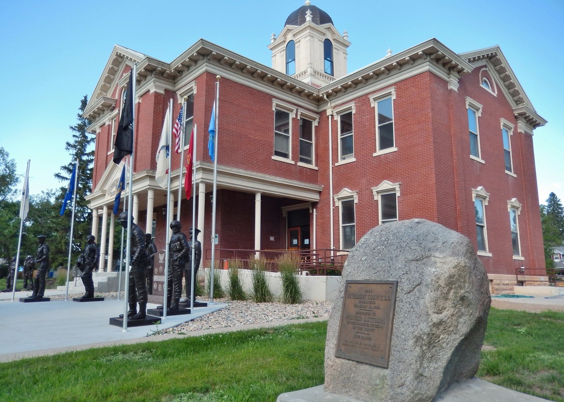 Kingsbury County, S.D. Marker (<i>wide view; Kingsbury County Courthouse in background</i>) image. Click for full size.