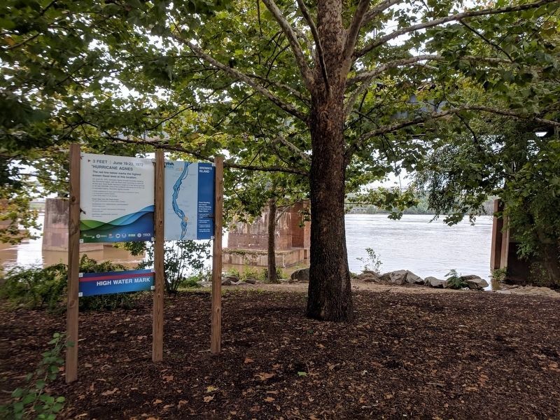 James River in the background. image. Click for full size.