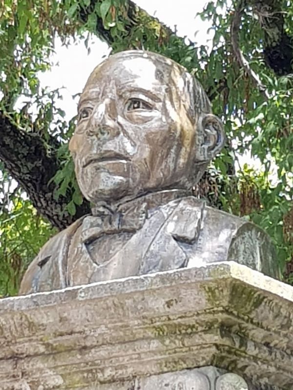 A bust of Benito Jurez tops the monument image. Click for full size.
