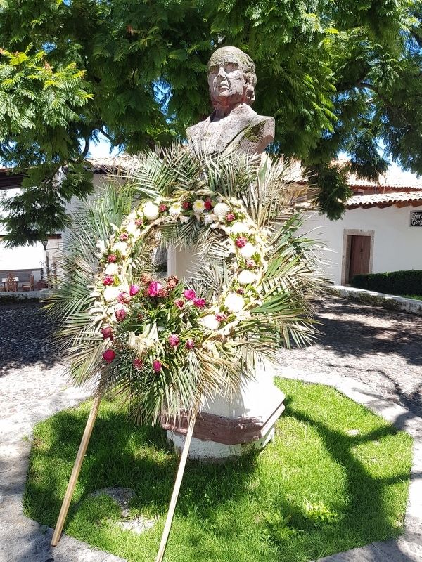 A monument to Hidalgo, some meters to the east image. Click for full size.