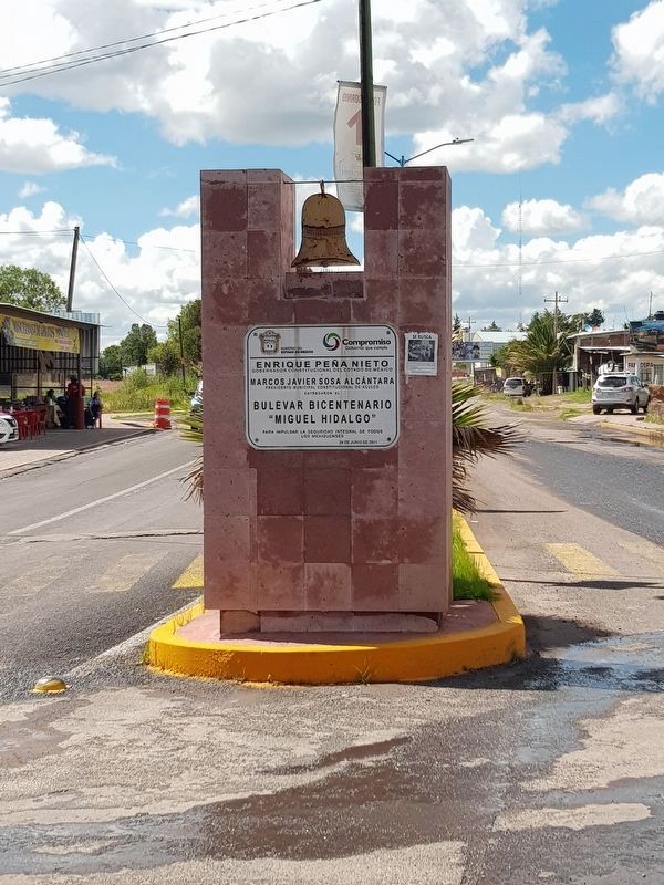 A nearby sign indicating the naming of the Bicentennial Boulevard "Miguel Hidalgo" image. Click for full size.