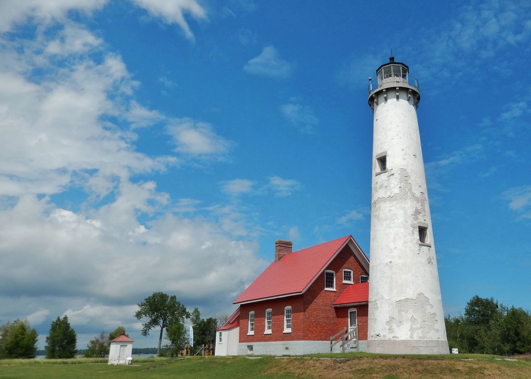 Tawas Point Lighthouse (<i>wide view; Oil House on left side</i>) image. Click for full size.