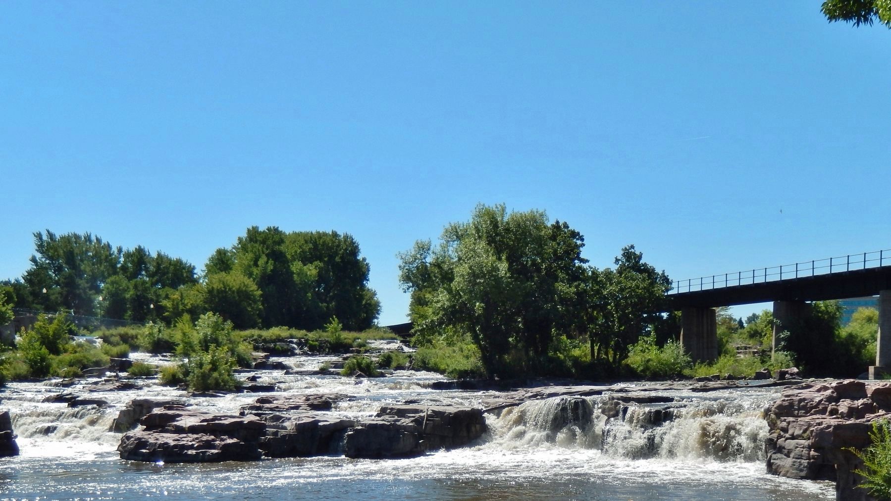 Sioux Falls / Sioux quartzite (<i>view from near marker</i>). Click for full size. Sioux Falls / Sioux quartzite (<i>view from near marker</i>) image. Click for full size.