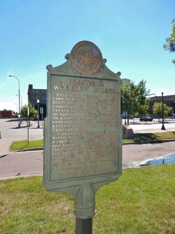 President Woodrow Wilson Marker (<i>tall view; looking east toward North Main Avenue</i>) image. Click for full size.