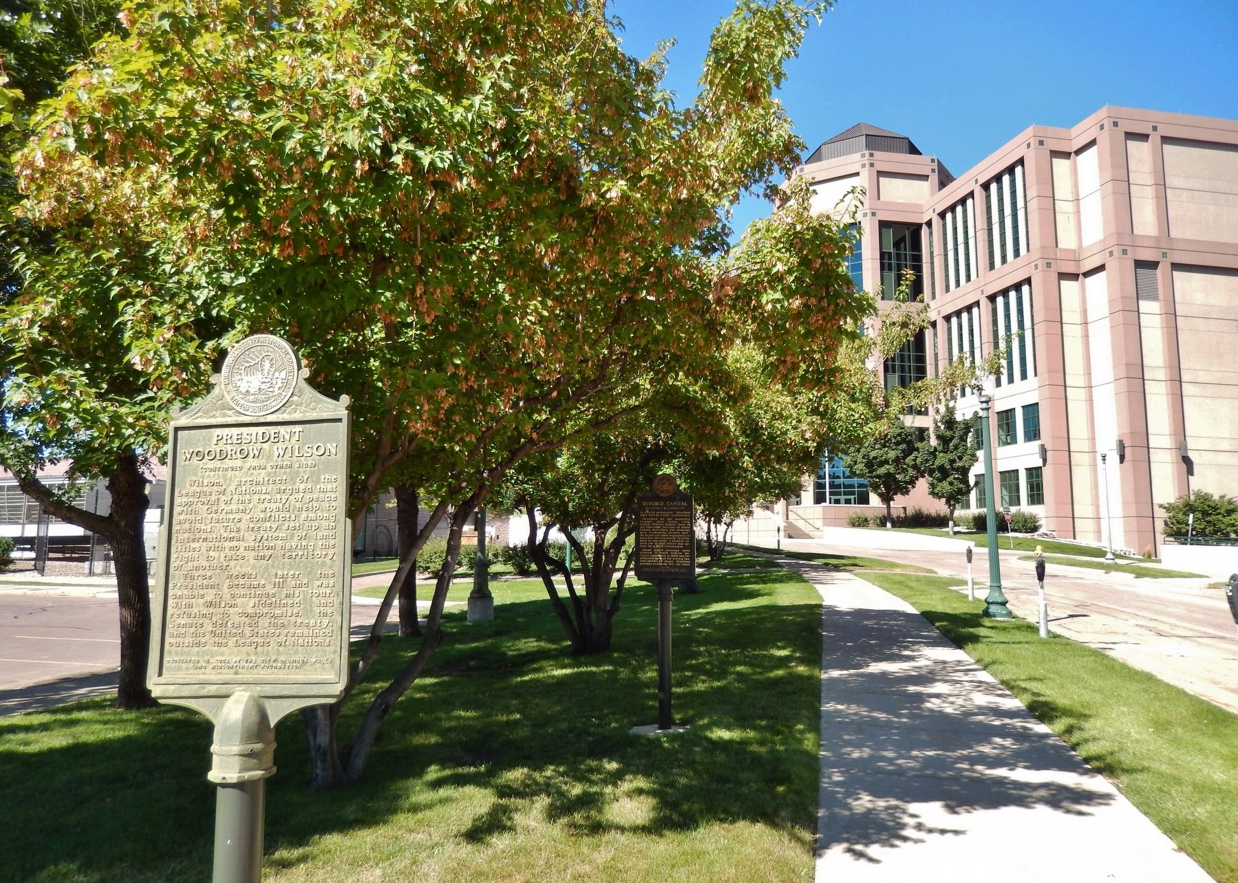 President Woodrow Wilson Marker (<i>wide view looking west; Minnehaha Courthouse in background</i>). Click for full size. President Woodrow Wilson Marker (<i>wide view looking west; Minnehaha Courthouse in background</i>) image. Click for full size.