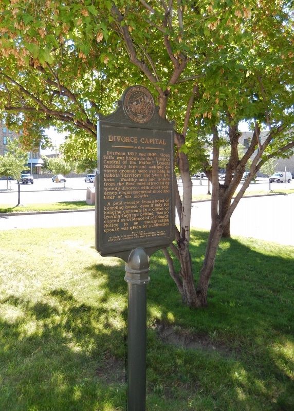 Divorce Capital Marker (<i>tall view; looking east toward North Main Avenue</i>) image. Click for full size.