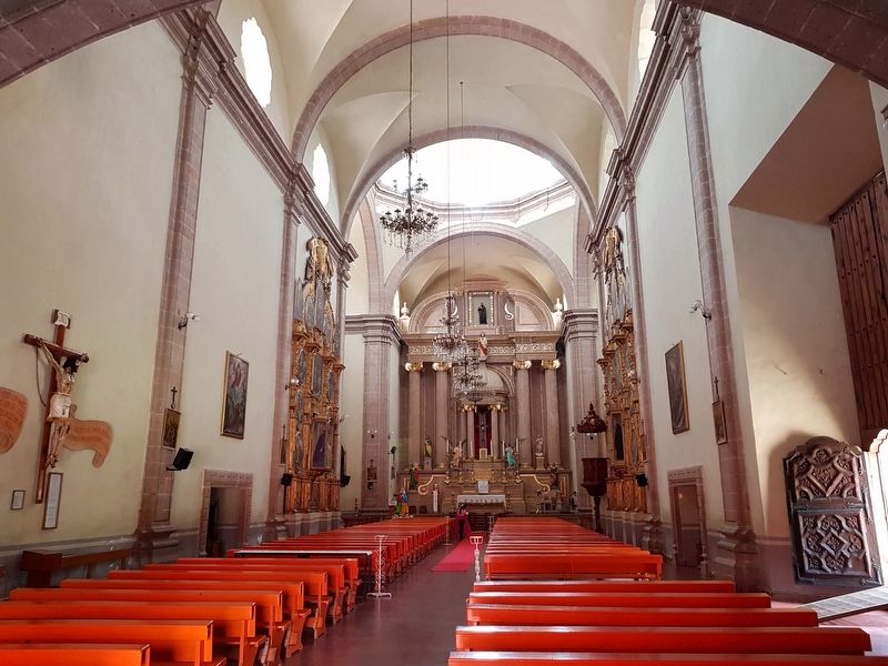 The Neoclassical interior of the Parroquia de San Mateo Apstol image. Click for full size.