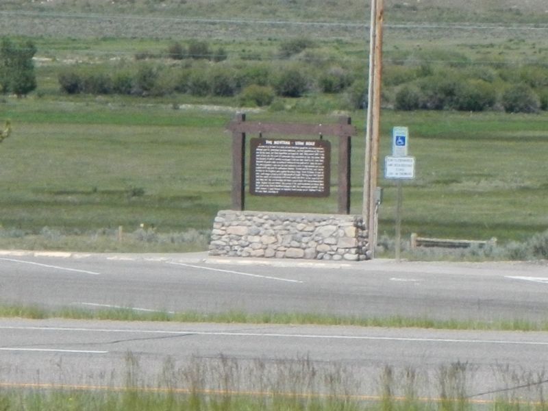Duplicate Montana-Utah Road Marker across the freeway image. Click for full size.