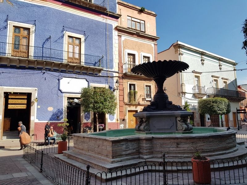 An additional view of the The Fountain of the Plaza del Baratillo and Marker image. Click for full size.