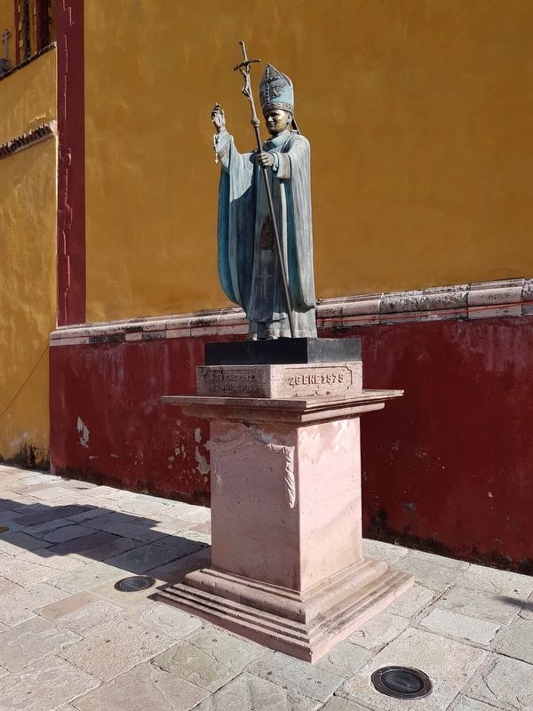 A statue of Pope John Paul II on the north side of the Basilica of Guanajuato image. Click for full size.