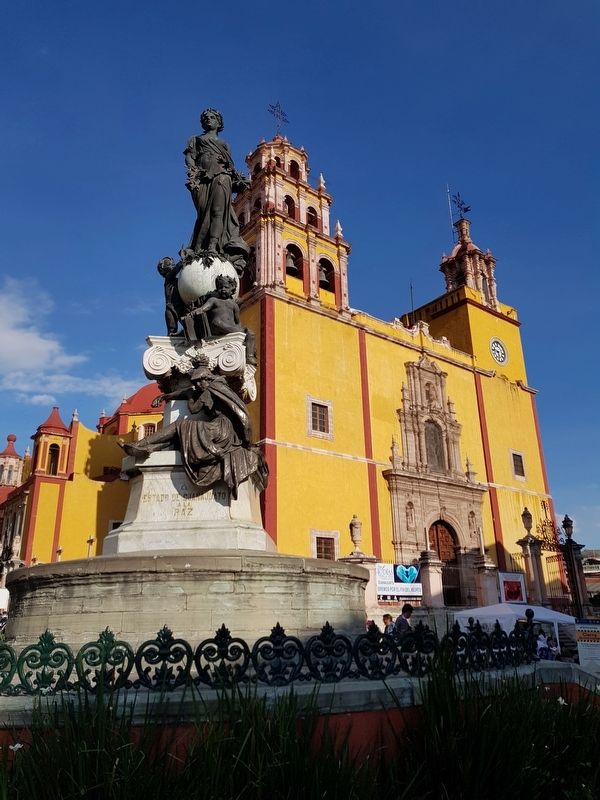 The Basilica of Guanajuato and the nearby Monument to Peace image. Click for full size.