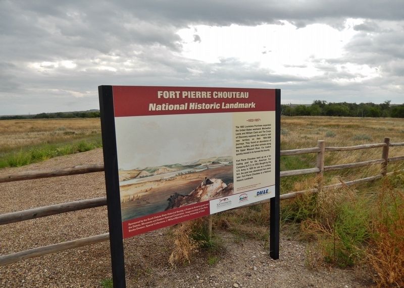 Fort Pierre Chouteau Marker (<i>wide view; National Historic Site behind marker</i>) image. Click for full size.