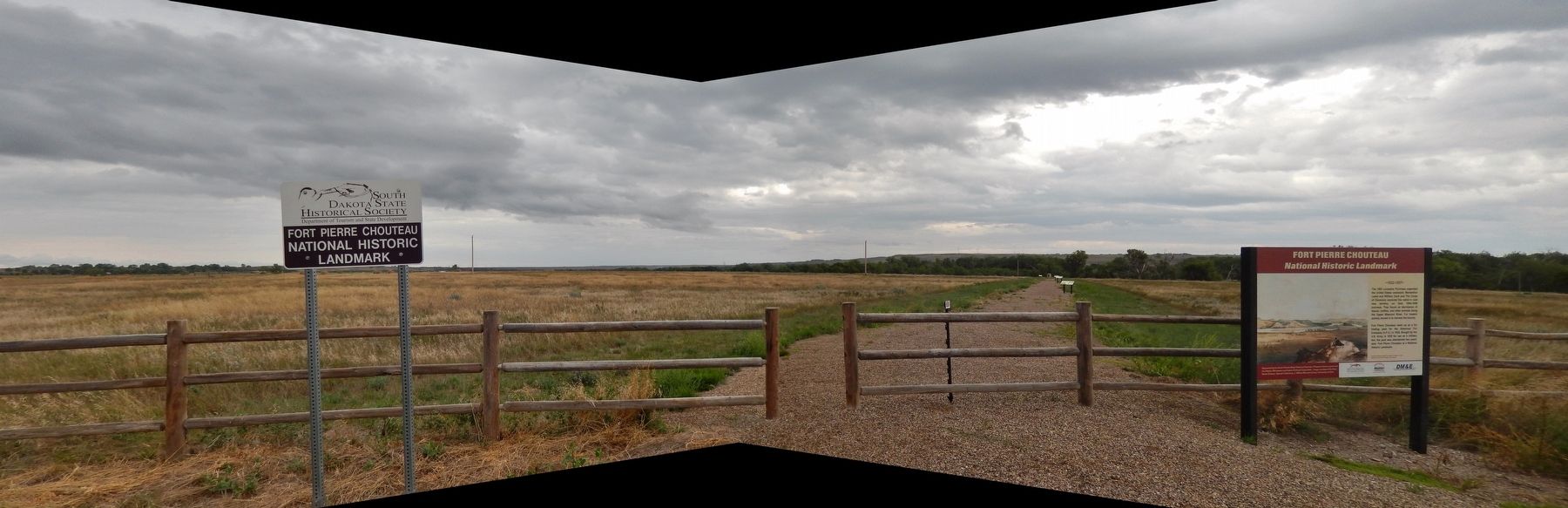 Fort Pierre Chouteau Marker (<i>panoramic view; National Historic Site behind marker</i>) image. Click for full size.