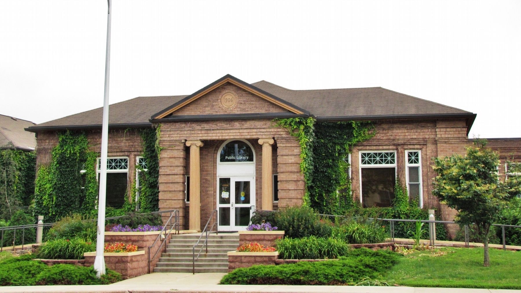 Howard Public Library (<i>current library located on Farmer Avenue, 2 blocks north of marker</i>) image. Click for full size.