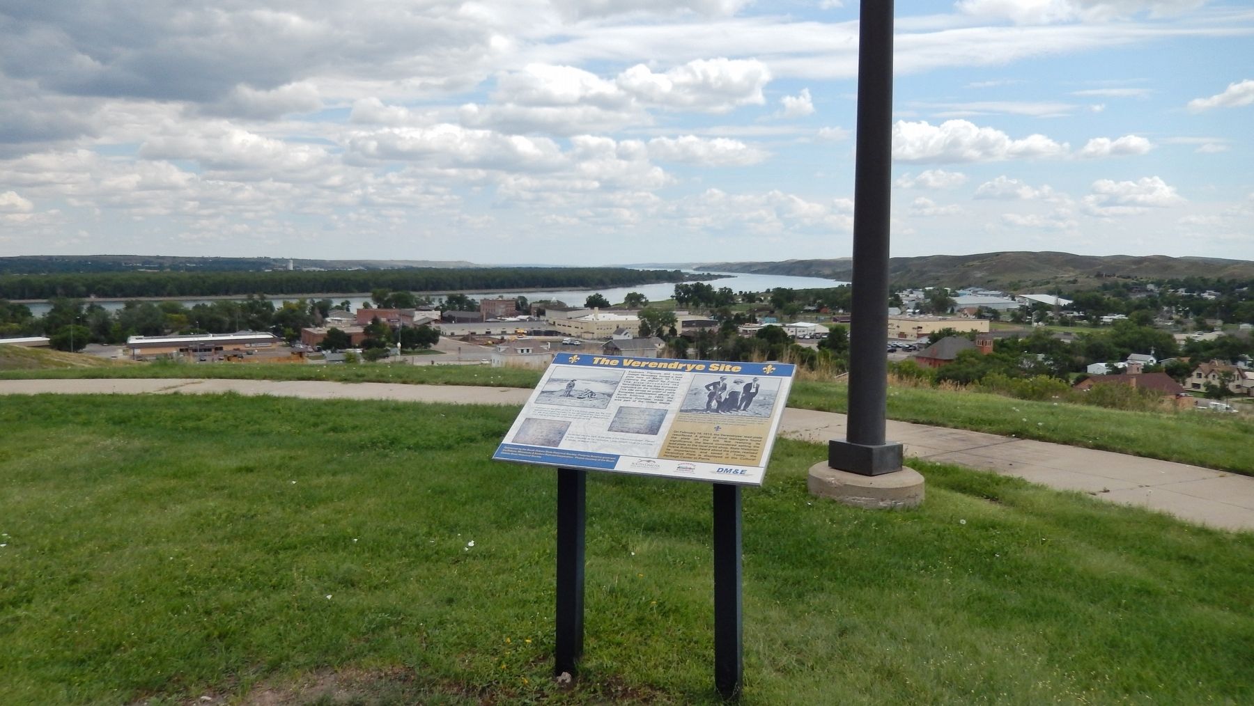 The Verendrye Site Marker (<i>wide view; Fort Pierre and Missouri River in background</i>) image. Click for full size.