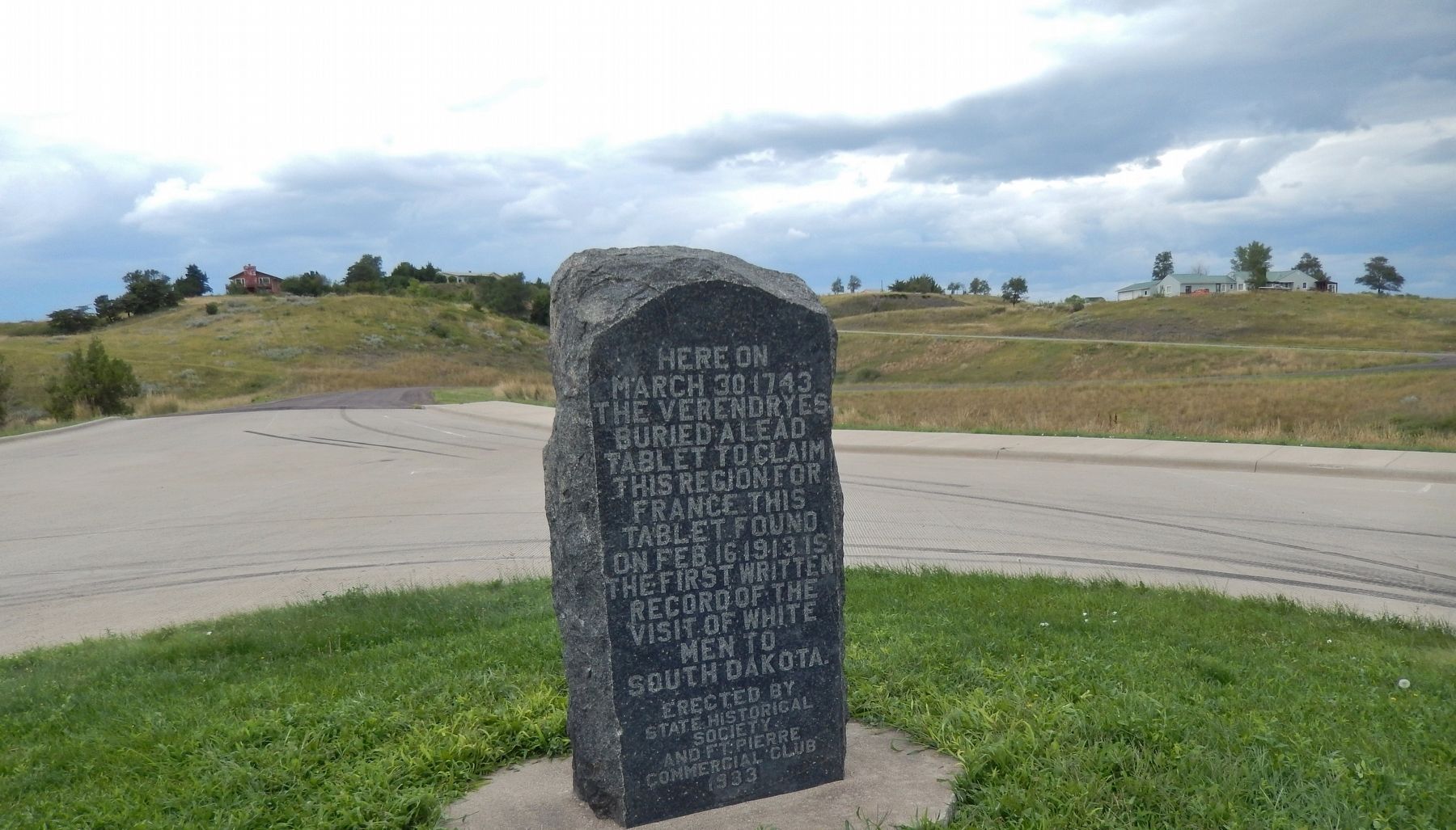 Verendrye Tablet Site Marker (<i>wide view</i>). Click for full size. Verendrye Tablet Site Marker (<i>wide view</i>) image. Click for full size.