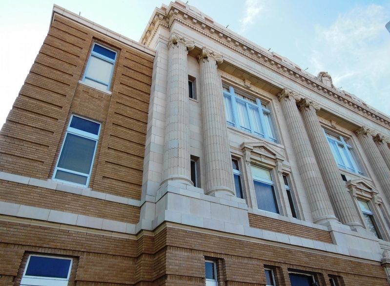 Lincoln County Courthouse (<i>architecture detail</i>). Click for full size. Lincoln County Courthouse (<i>architecture detail</i>) image. Click for full size.