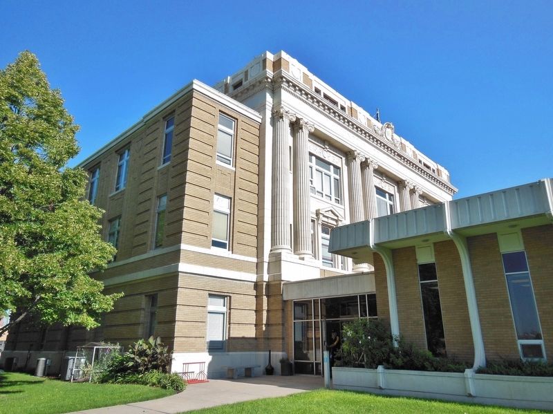Lincoln County Courthouse (<i>southeast corner view</i>). Click for full size. Lincoln County Courthouse (<i>southeast corner view</i>) image. Click for full size.