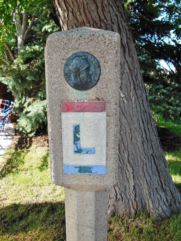 Old Lincoln Highway marker (<i>on Lincoln County Courthouse grounds</i>) image. Click for full size.