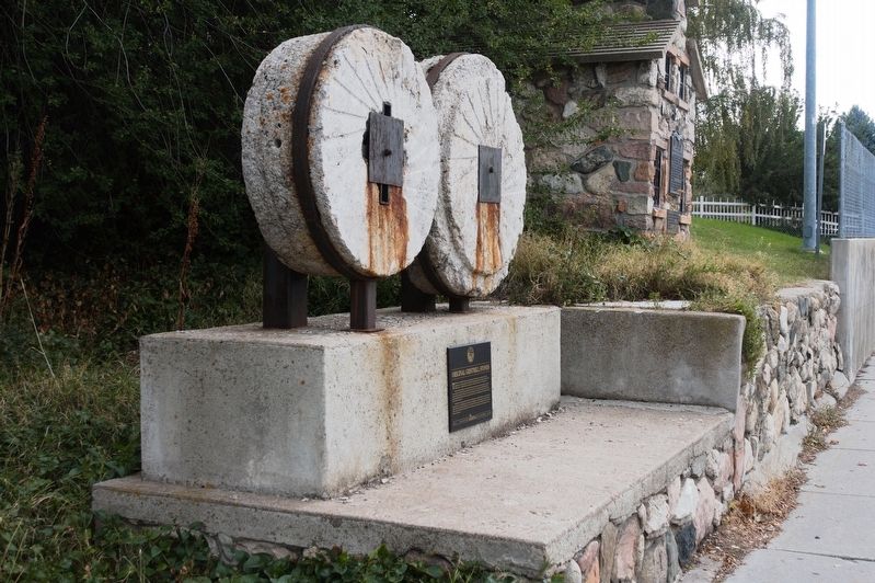 Original Gristmill Stones Monument image. Click for full size.