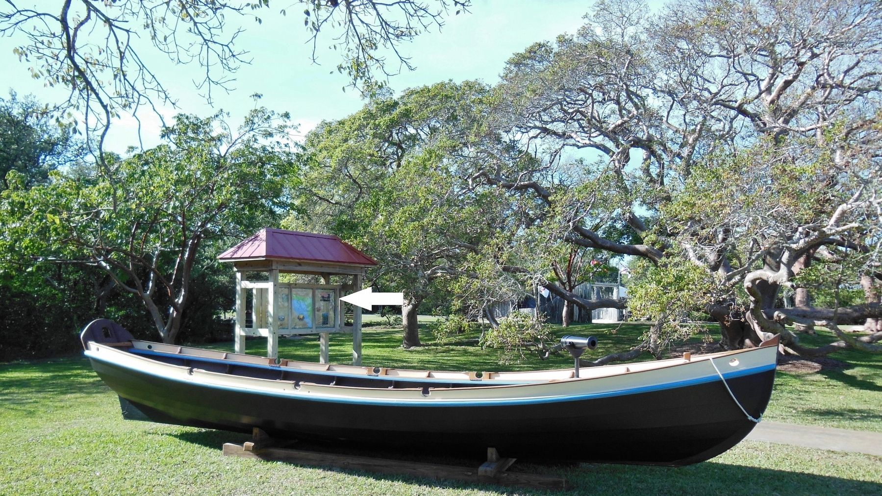 La Florida's Early Peoples Marker (<i>wide view; marker is the right panel of a 3-panel kiosk</i>) image. Click for full size.