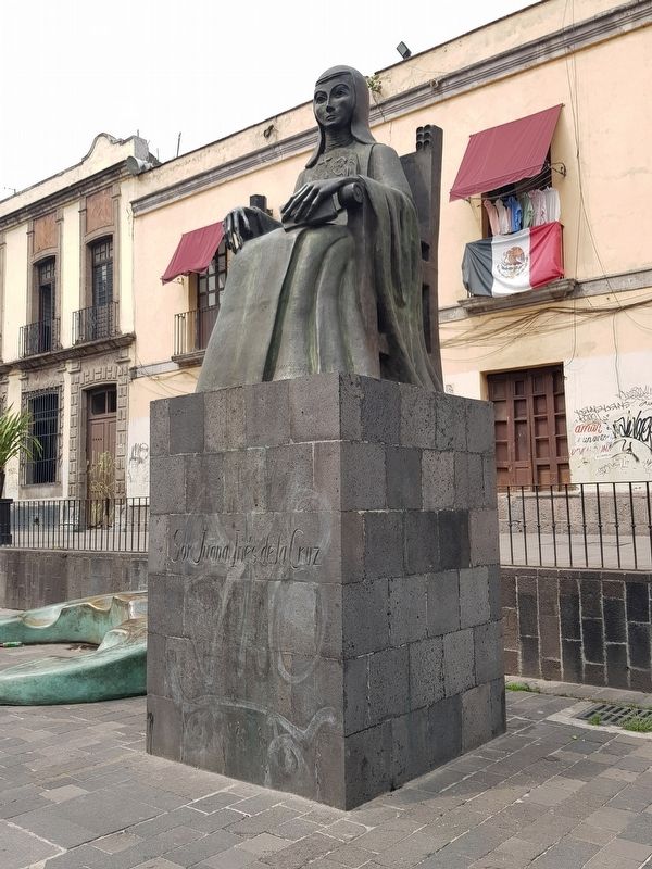 A nearby statue of Juana Ins de la Cruz image. Click for full size.