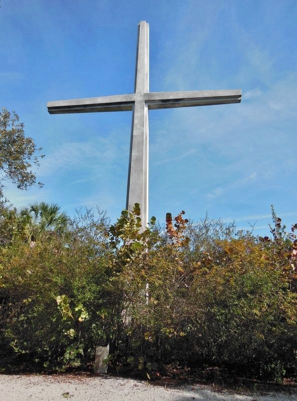 Memorial Cross (<i>located 50 yards south of marker</i>) image. Click for full size.