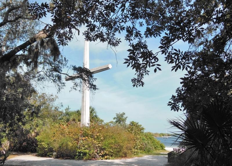 Memorial Cross (<i>wide view</i>). Click for full size. Memorial Cross (<i>wide view</i>) image. Click for full size.