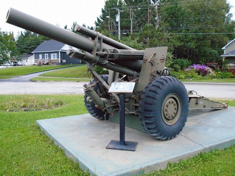 M114 155mm Howitzer and Marker image. Click for full size.