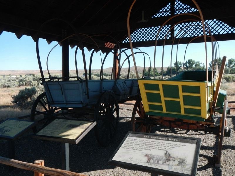 Idaho's Bicentennial Wagon, on the left, and Marker image. Click for full size.