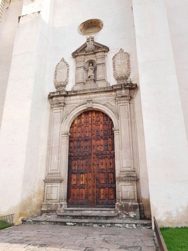 17th Century Entryway mentioned in the marker text, on the south side of the temple image. Click for full size.