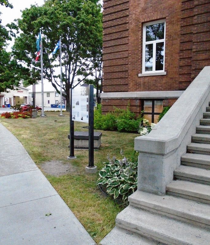 L'H�tel de ville de Rivi�re-du-Loup and Marker image. Click for full size.
