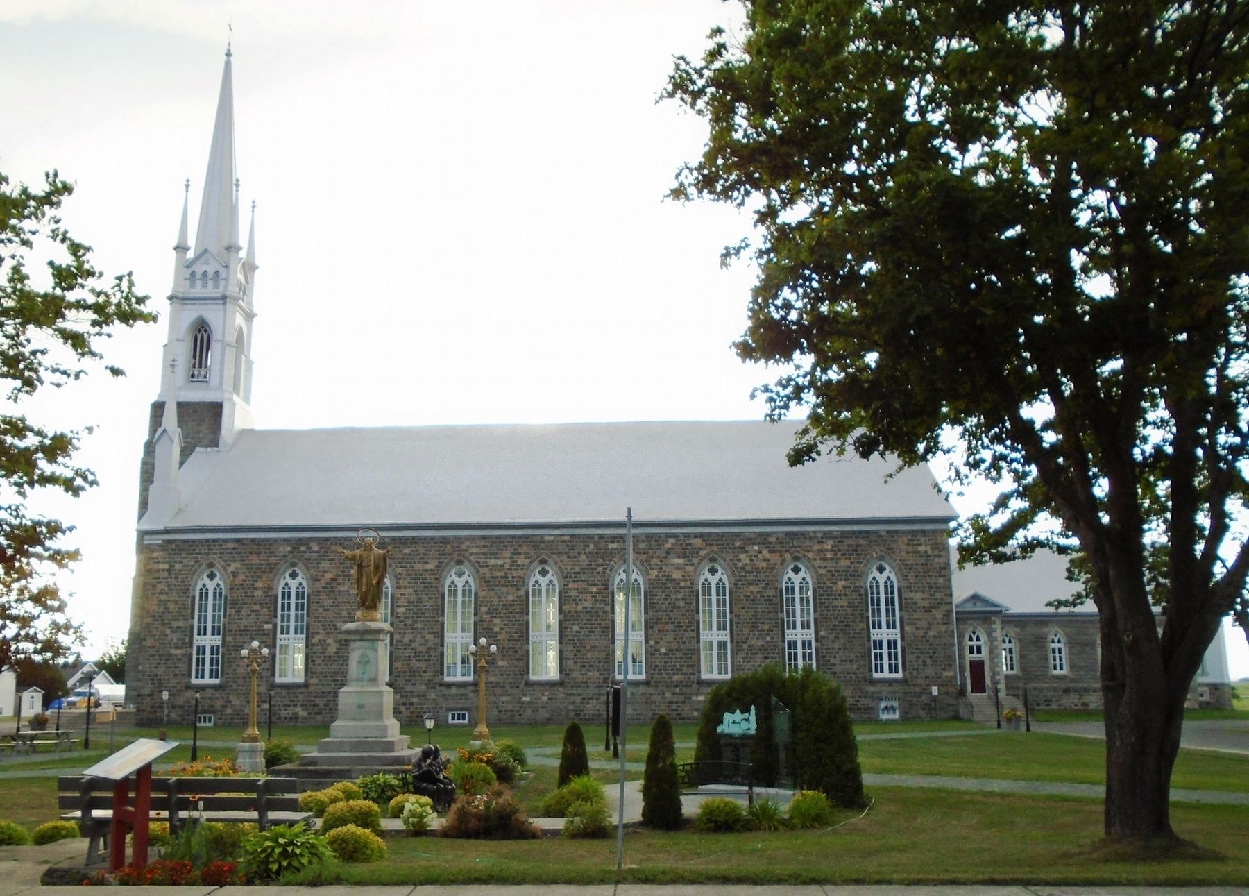 L'�glise / The Church and Marker image. Click for full size.