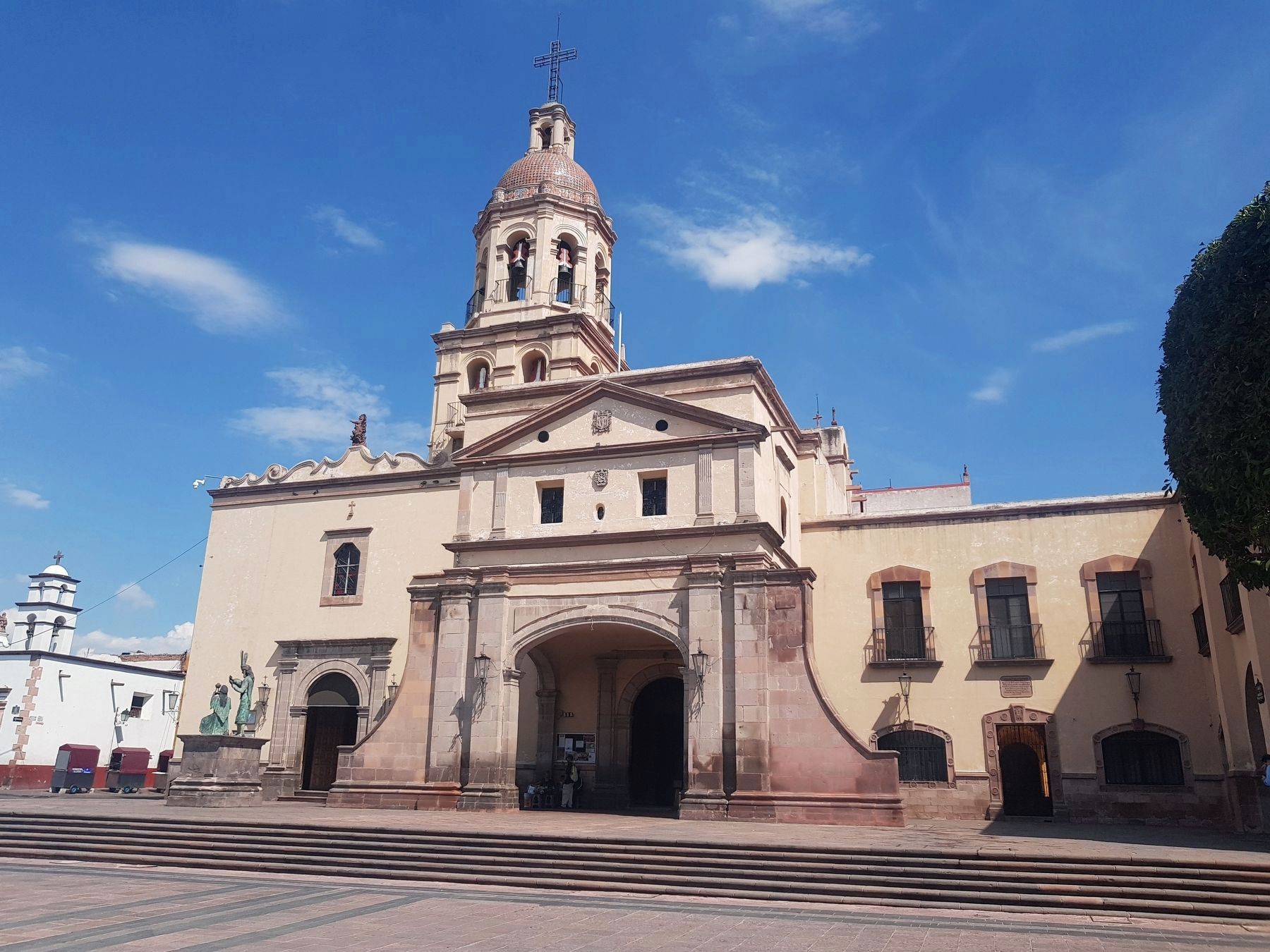 Temple and Convent of Santa Cruz image. Click for full size.