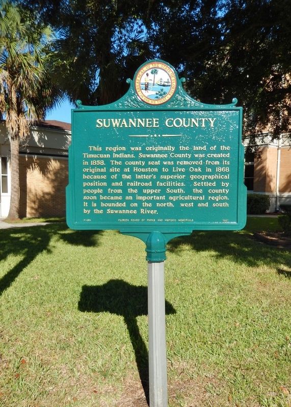 Suwannee County Marker (<i>tall view; Suwannee County Courthouse in background</i>) image. Click for full size.