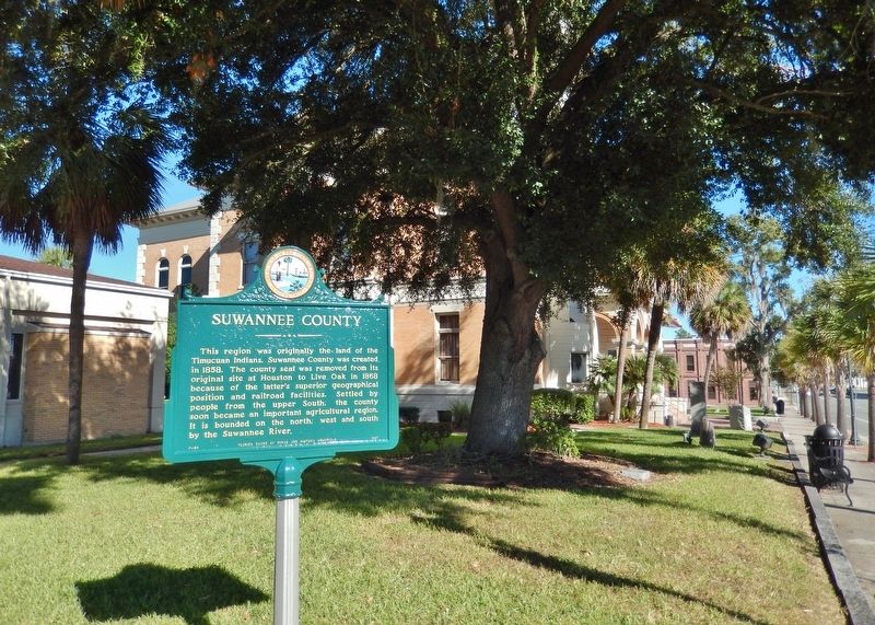 Suwannee County Marker (<i>wide view; Suwannee County Courthouse in background</i>). Click for full size. Suwannee County Marker (<i>wide view; Suwannee County Courthouse in background</i>) image. Click for full size.