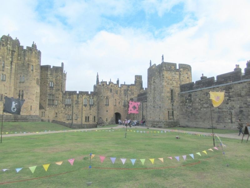 Alnwick Castle Courtyard image. Click for full size.