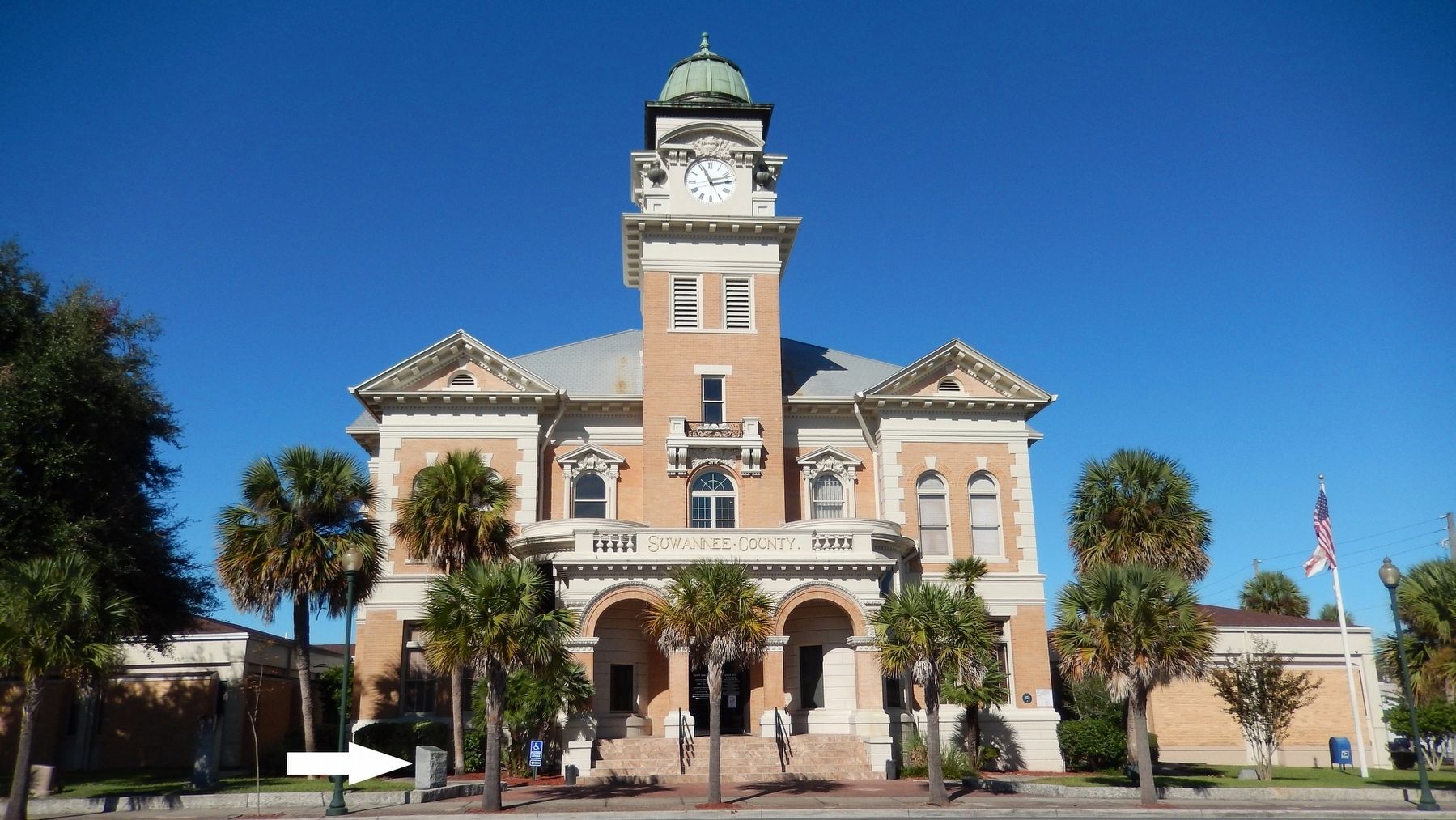 Suwannee County Courthouse (<i>east side view; marker visible left of entrance</i>) image. Click for full size.