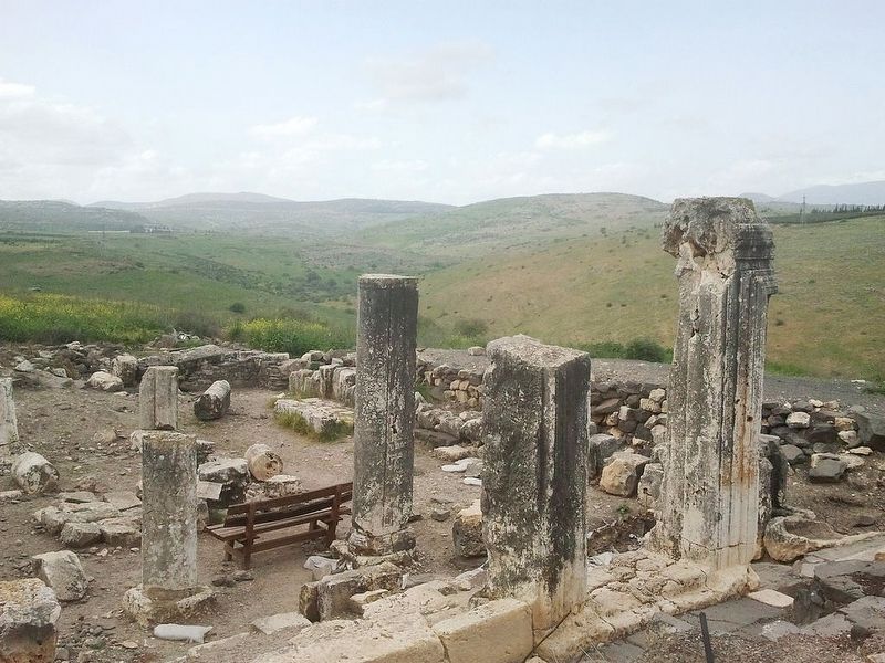 Ruins of Arbel Ancient synagogue image. Click for full size.
