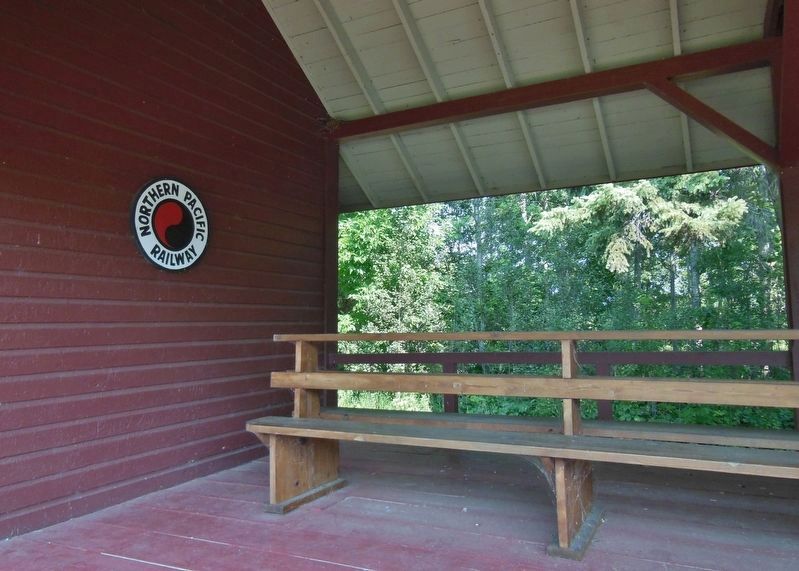 Lake Hubert Depot (<i>open air bench</i>) image. Click for full size.