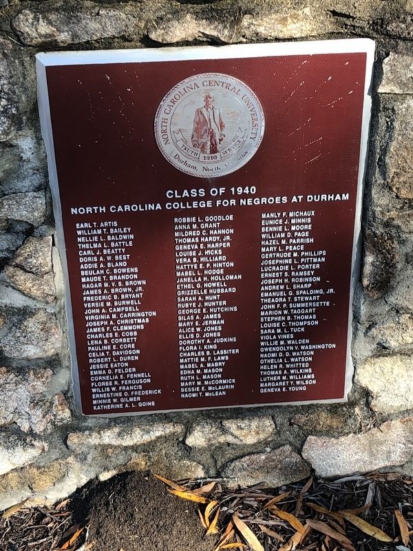 Nearby plaque naming the Class of 1940 image. Click for full size.