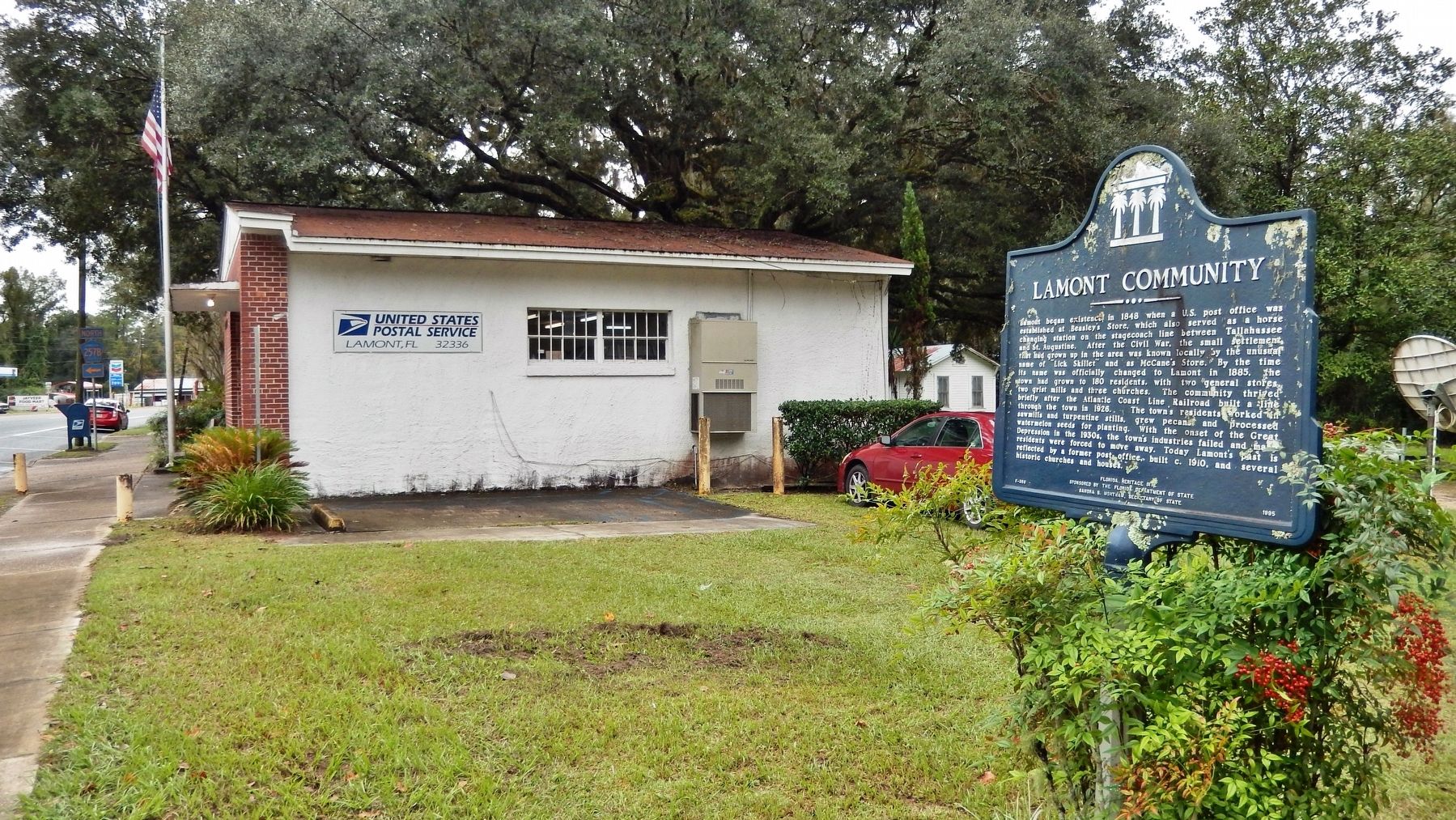 Lamont Community Marker (<i>wide view; Lamont Post Office is just south of marker</i>) image. Click for full size.