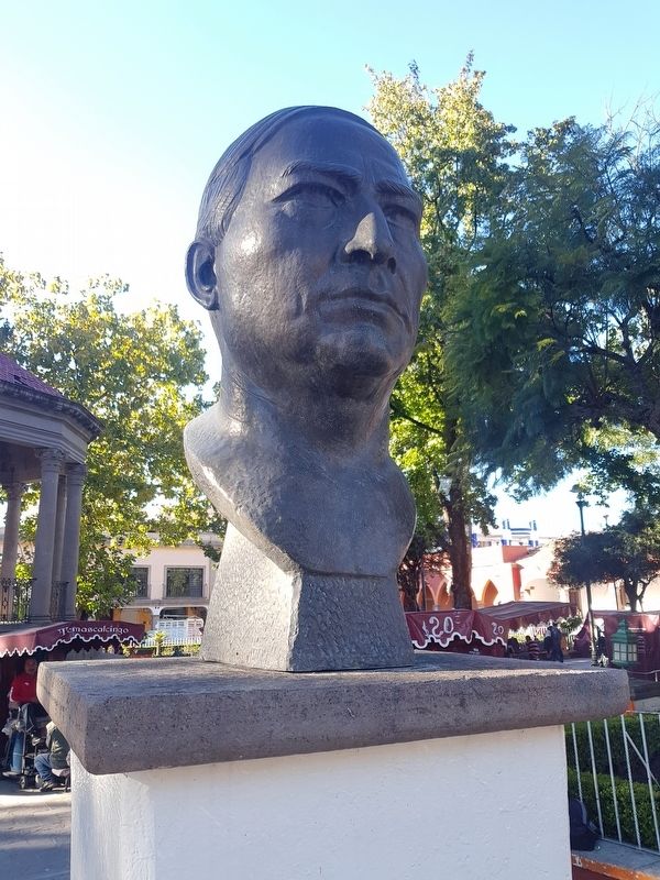 A nearby bust of Benito Jurez in the Temascalcingo central park image. Click for full size.