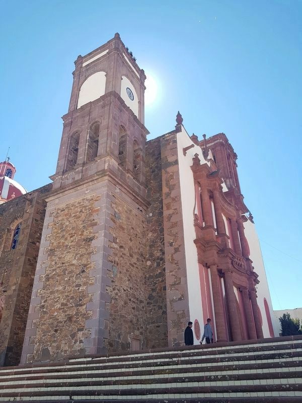Another view of the nearby Parish of Holy Mary (Parroquia de Santa Mara) in Amealco image. Click for full size.
