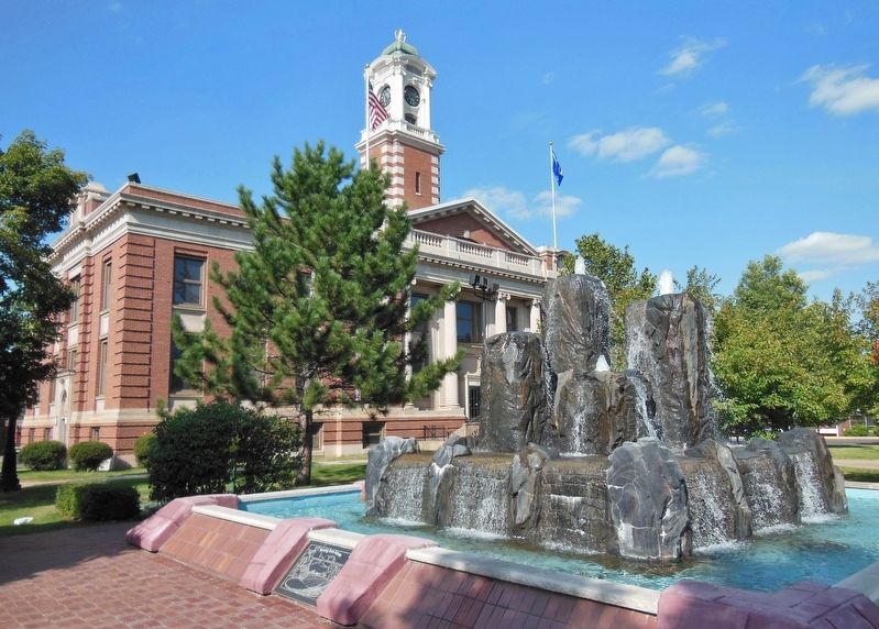 Hibbing City Hall (<i>wide view from Centennial Fountain</i>) image. Click for full size.