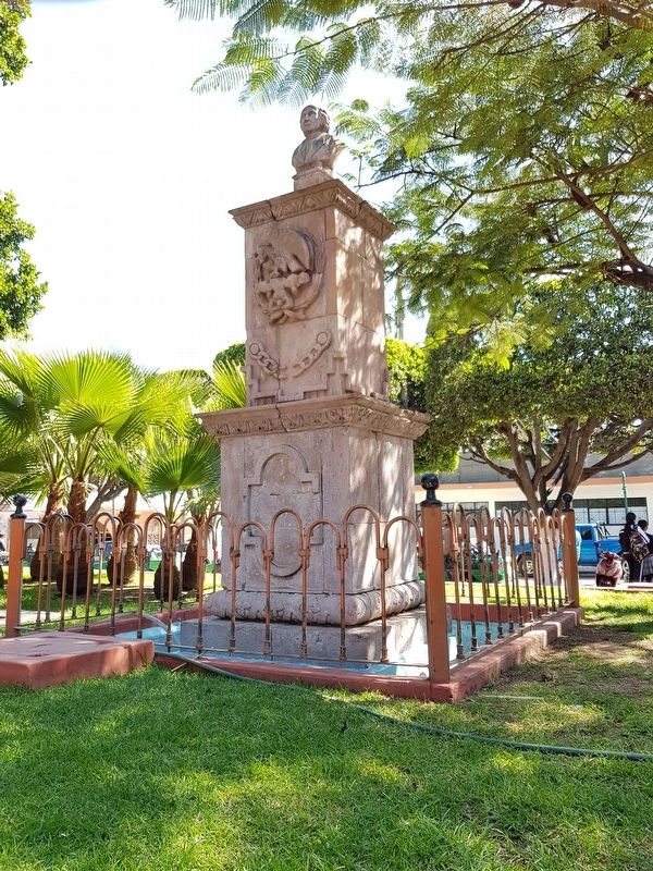 A nearby monument to Miguel Hidalgo in the central park of Pueblo Nuevo image. Click for full size.